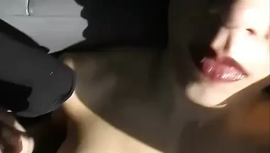 Автостопщица 90-х получает огромный камшот на лицо и скачку!