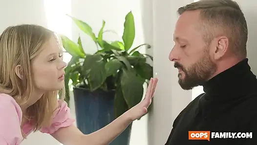 Lerne meine heiße, zierliche, versaute stiefmutter und stieftochter kennen - der perfekte dreier!