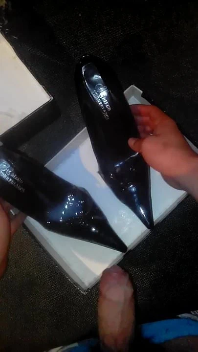 cum leather patent pumps