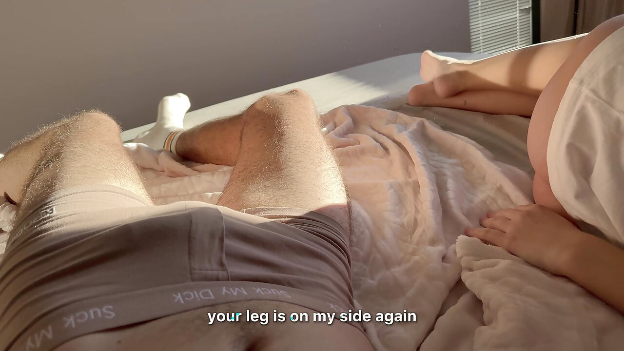 Gran hermanastra culona sin bragas en mi cama - no pude resistirme y me corrí accidentalmente dentro