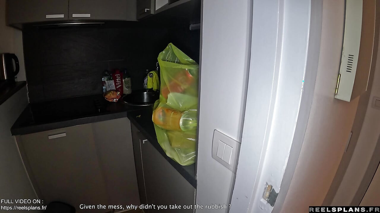 Belgische huurder met perfecte kont komt haar appartement binnen om uitzetting te voorkomen!!