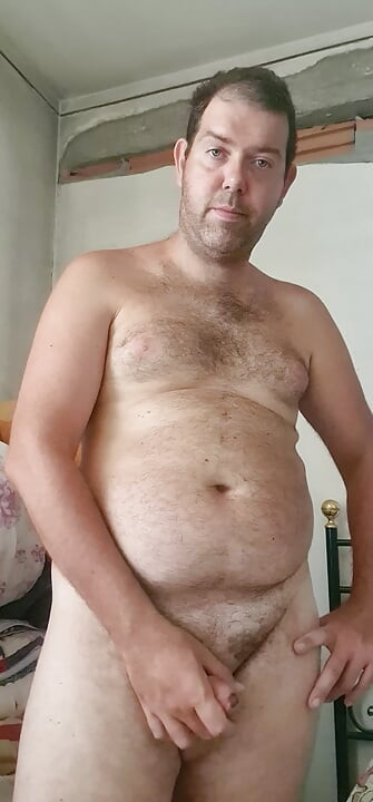 Garoto nu no quarto