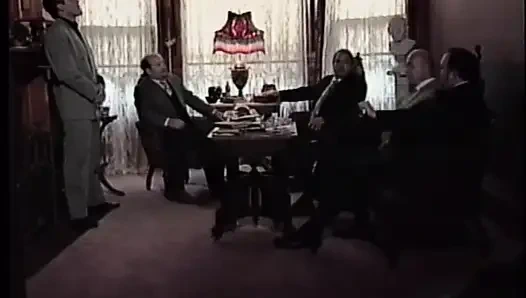 Mafya patronu Alyssa Love'ın genç üvey kızı üvey babasının ortamında gerçek fare bulabildi