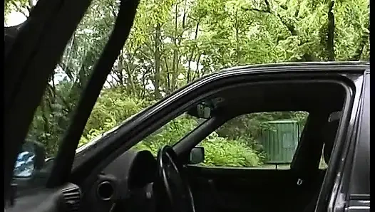 Blondes teen fickt ihren freund, während sie versucht, ihr auto zu reparieren