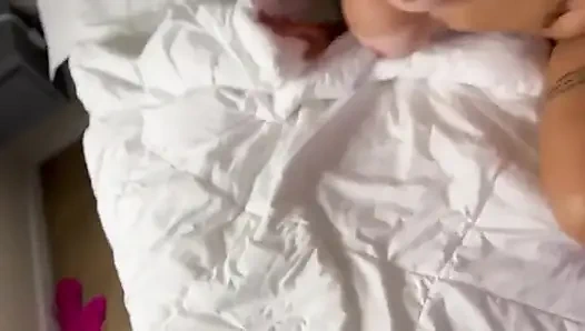 Я шпионила за шаловливой соседкой и заполнила ее молоком