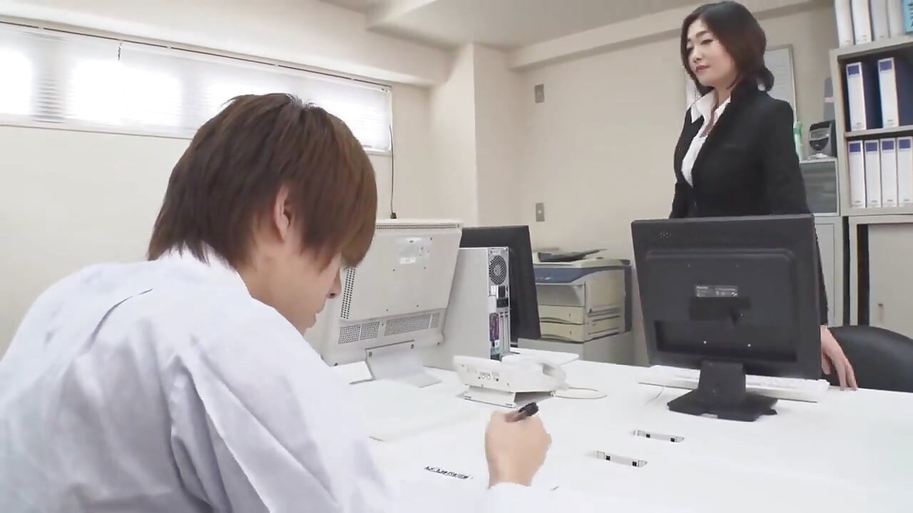 Bos Wanita Seksi Ryu Enami Honoka Orihara Lagi Asik Muasin Memeknya Dengan Penuh Gairah