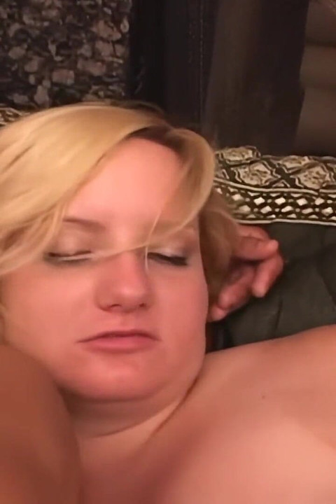 Милфа з пухкою кицькою