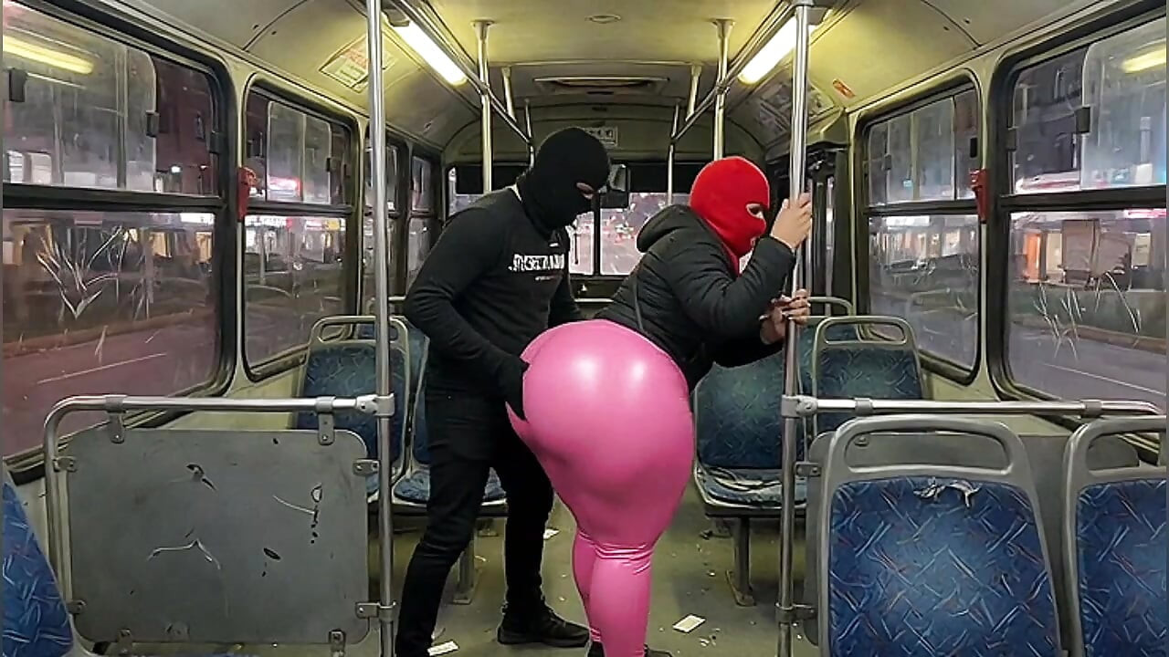 Mädchen mit dickem arsch in schwarzen hosen wird im bus gedrückt und endet mit schwarzem tanga