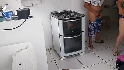 Eine freche Blondine, die für ihre Liebhaber loslässt.