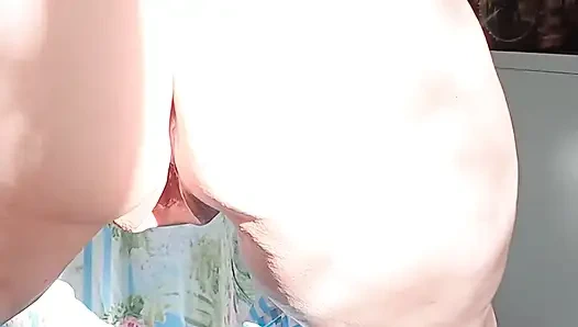 Spion memek tebal menganga tebal.