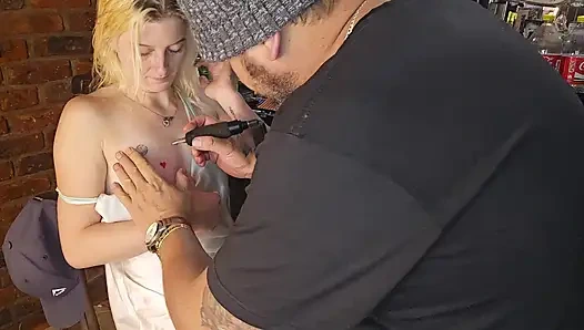 Kakak tiri pengen tato hati di sebelah putingnya tanpa celana dalam