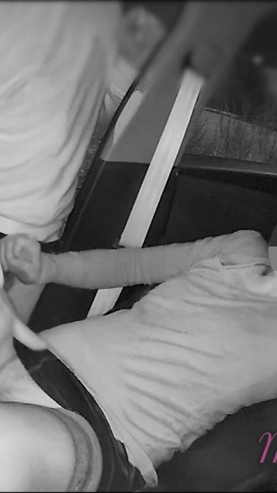 Perseguindo minha esposa no estacionamento público e masturbando um estranho na câmera de visão noturna - misscreamy | Clipe 1
