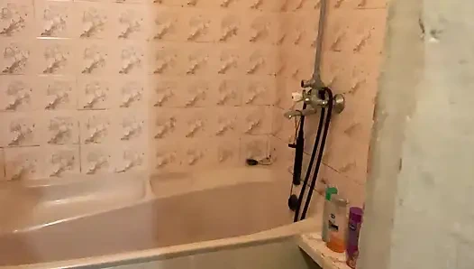 Banyoda çıplak bebek