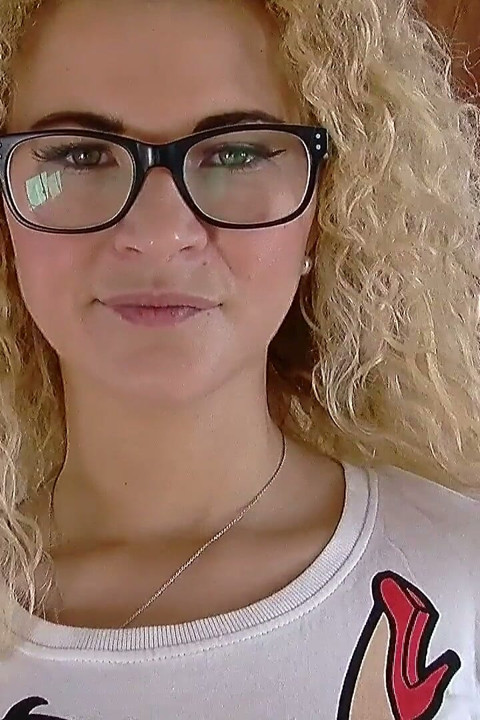Gözlük ve külotlu çorap mastürbasyon sahnesi