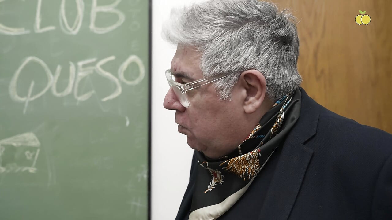 Do quadro-negro à mesa: O estudante Atucha resolve suas diferenças com a professora Vanesa da forma mais selvagem