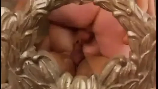 Sarışın orta yaşlı seksi kadın iki adamı aynı anda emiyor
