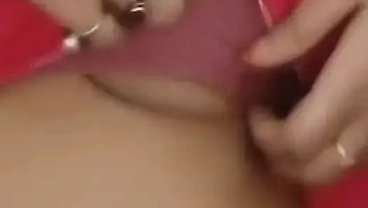 Heiße indische Bhabhi zeigt Titten und Muschi