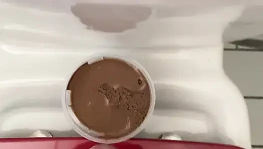 Tatlıya biraz taze krem ekleyerek