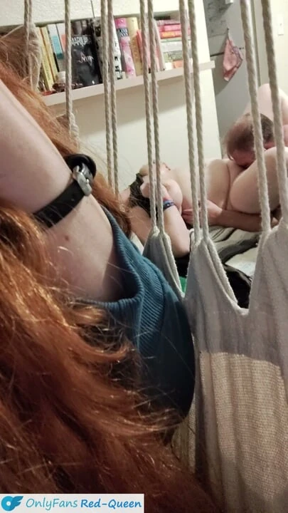 Cuckquean 自拍 - 耐心地等待一个朋友在我丈夫的出生日和她做爱