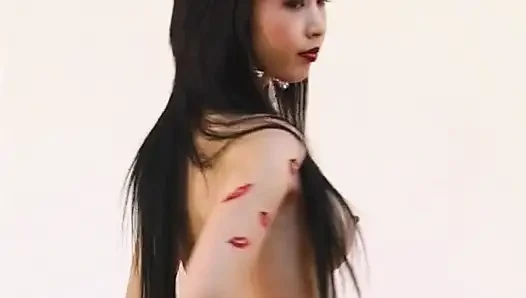 Красотка-брюнетка крупным планом