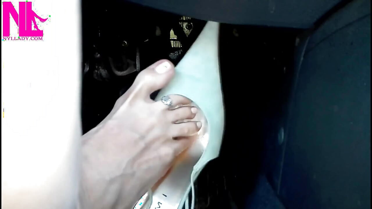 穿着浅蓝色高跟鞋和脚踝的踏板