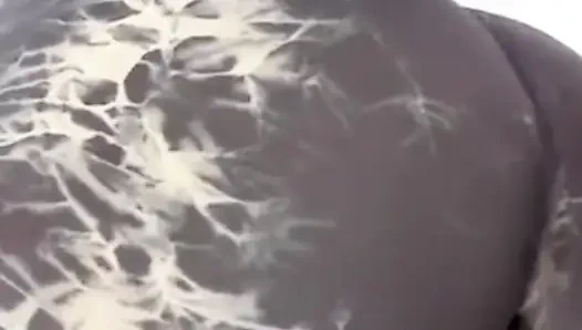 Моя гигантская задница в очень маленьких шортах