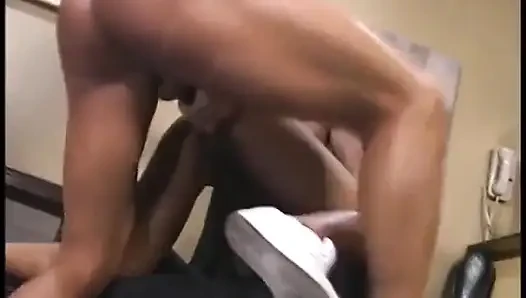Lyla Lei yaşlı kolejli Asyalı sürtük oturma odasında anal sikiliyor