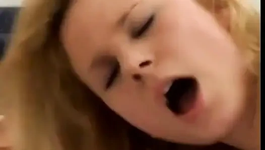 Sarışın fahişe sikiliyor ve boşalıyor