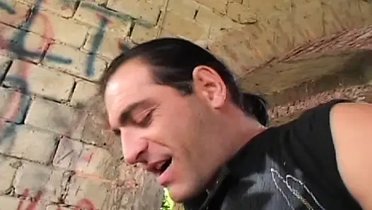 Edepsiz yaşlı kadın dışarıda bir adam tarafından tüm sikiş deliklerine sikiliyor