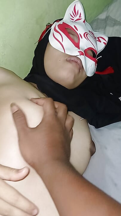 Hermosa estudiante con hijab gime de placer