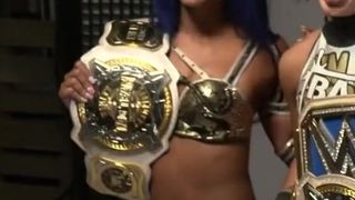 Wwe - Sasha Banks e Bayley posando com os títulos de tag team