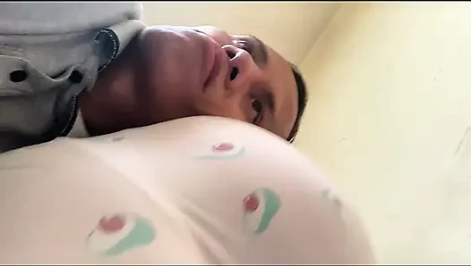 Gadis sekolah pendekku dengan pantat yang nikmat
