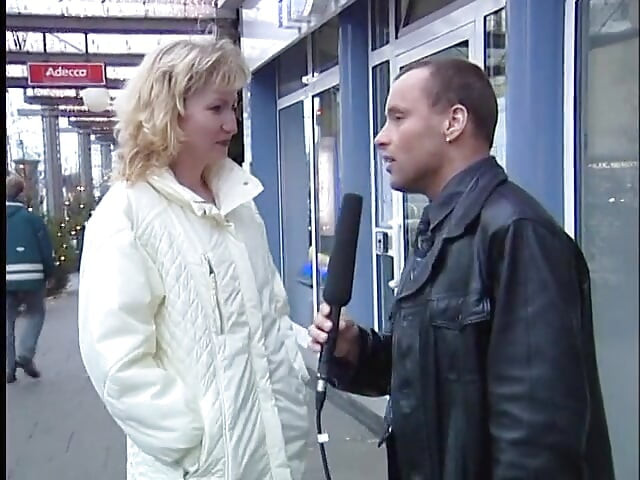 Người phụ nữ nghiệp dư người Đức tại cuộc phỏng vấn ngoài trời