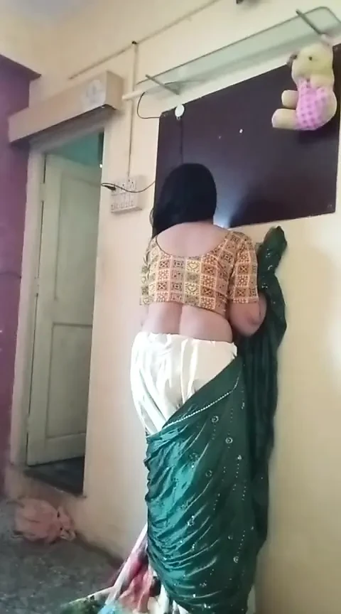 Saree mai kesi lag rahi hu sab log comment karke batana