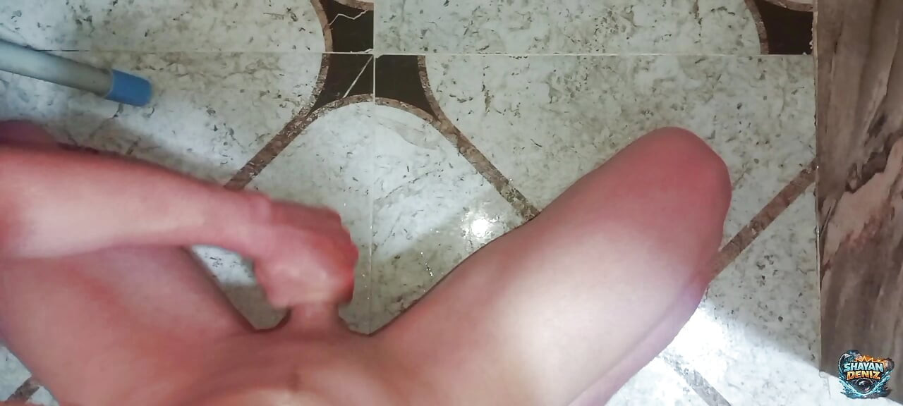 Cewek sange ini lagi asik ngocok kontol sampai mengerang keenakan di kamar mandi - pov
