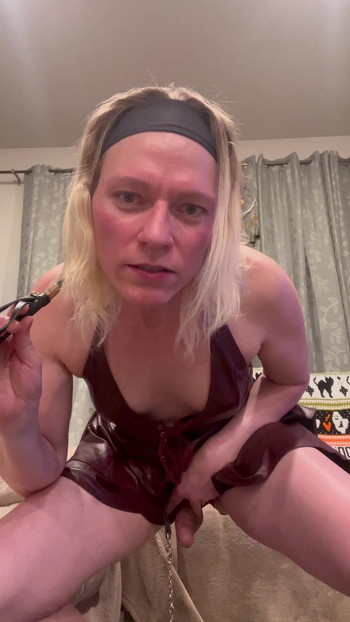 Mama dominira pijeskom daje svojoj maloj kurvici neki smjer.