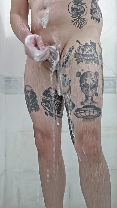 Chubby uhvaćen kako pod tušem