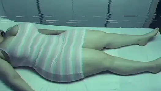 Frau mit dicken hintern, die in reichen leggings einkaufen