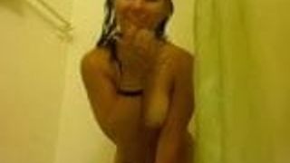 Seksowna dziewczyna latynoska prysznic
