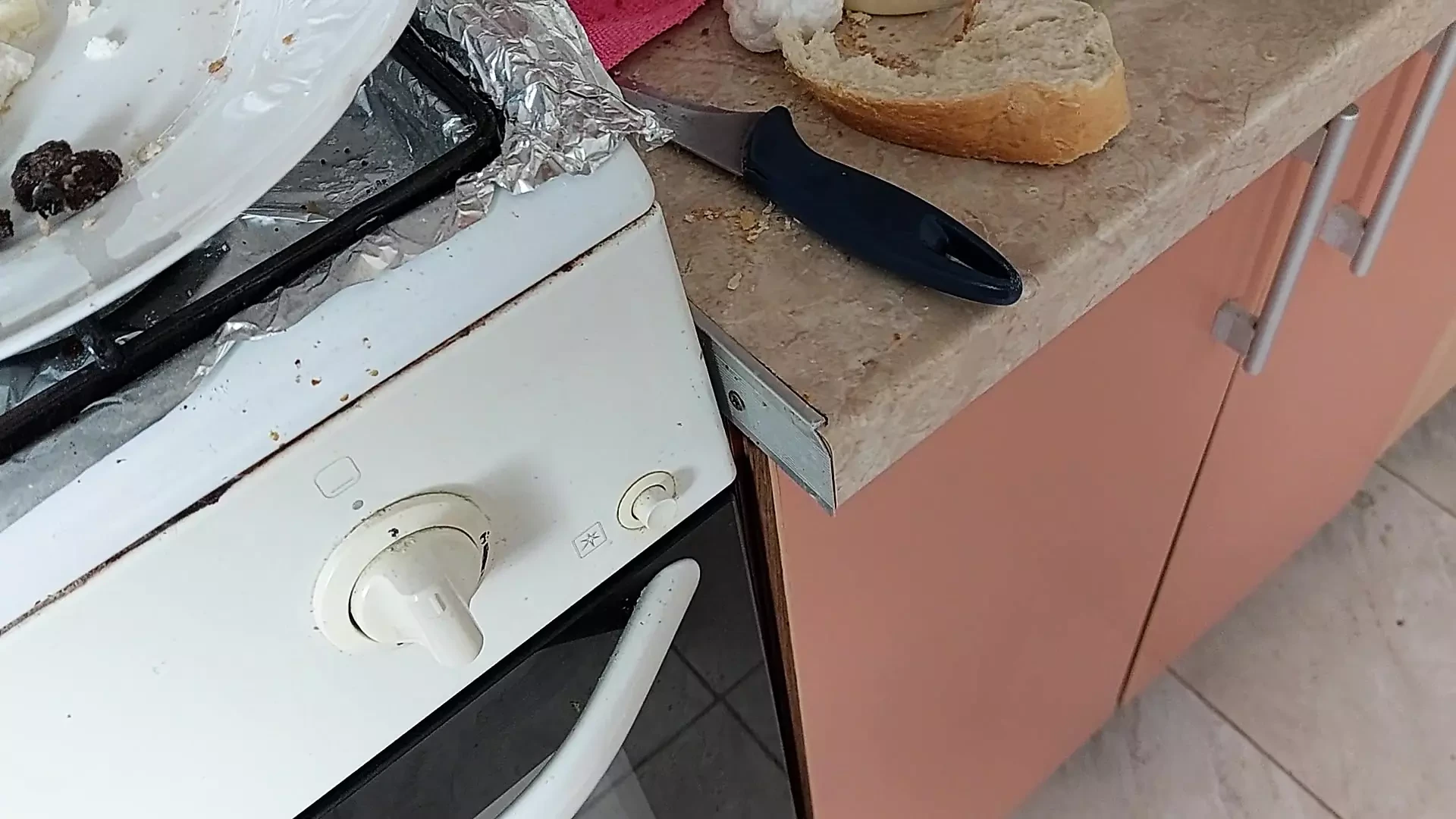 Brunette hairy pussy prepares breakfast naked in the kitchen. Sexy mom cleans the house naked. Amateur wife handjob until orgasm