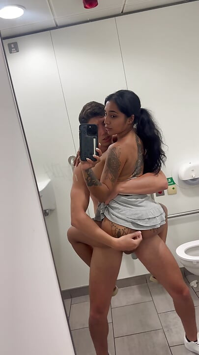 เย็ดในห้องน้ําสนามบินกับผัวฉันน้ําแตกใส่หน้าครั้งใหญ่