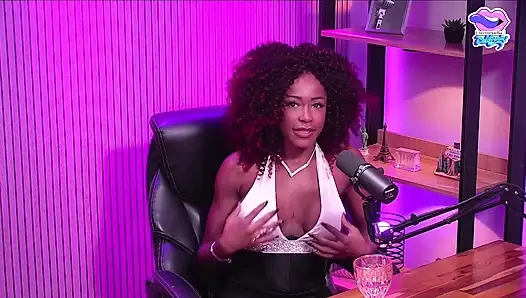 Wanita Kulit Hitam Terpanas Yang Pernah Anda Lihat, Menceritakan Semua Di Podcast.