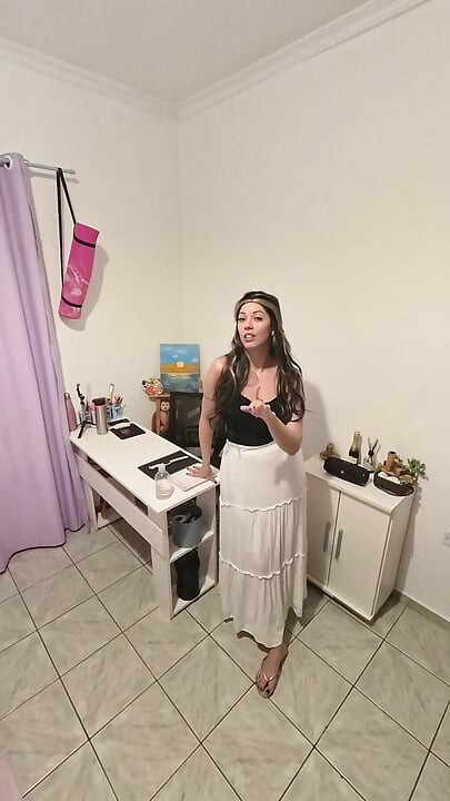 La belle-mère se met à quatre pattes pour que son beau-fils utilise sa chatte.