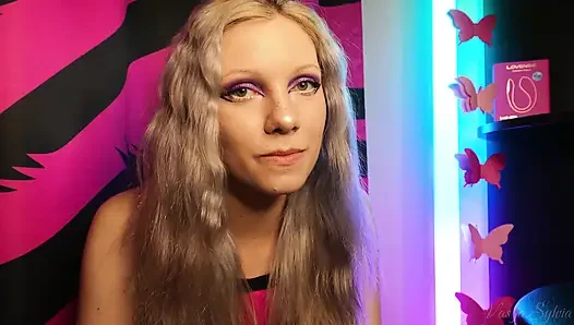 Seksi genç sigara içip onu sallıyor!