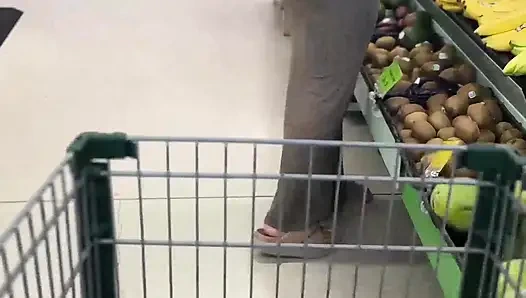 Bersantai di tepi kolam renang dengan alanna pow dan melon alaminya yang besar