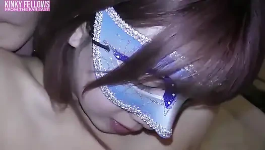 Кримпай, замужняя женщина, очищающая свое тело? Около 30 лет, она отвечает даже на самое легкое прикосновение