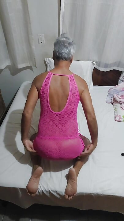 Ladysilva en la cama mostrando su culo bronceado caliente con sexy vestido rosa