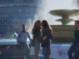 Gfestがトラファルガー広場でキス