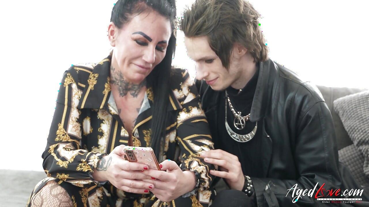 Reife stiefmutter mit großen brüsten ließ handlichen kerl sie hart ficken