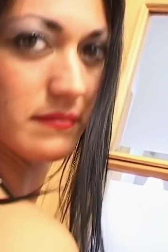 Luna : la brune sexy Luna se déshabille